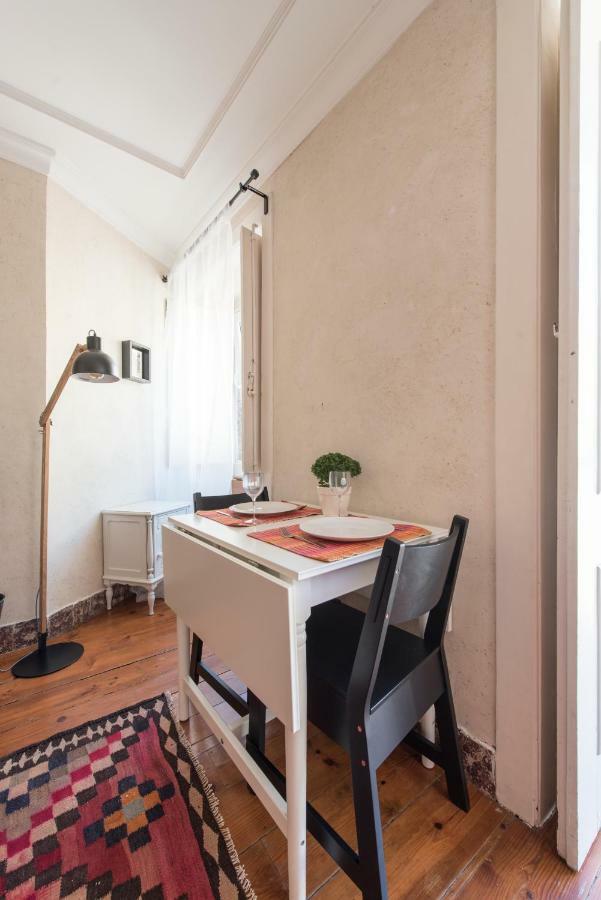 Cozy Apartment In Historic Center Lisbona Esterno foto